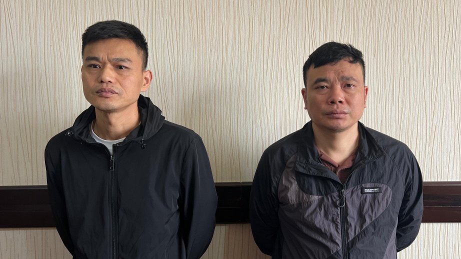 Təyyarədə sərnişinlərin əl yüklərindən oğurluq edənlər saxlanılıblar