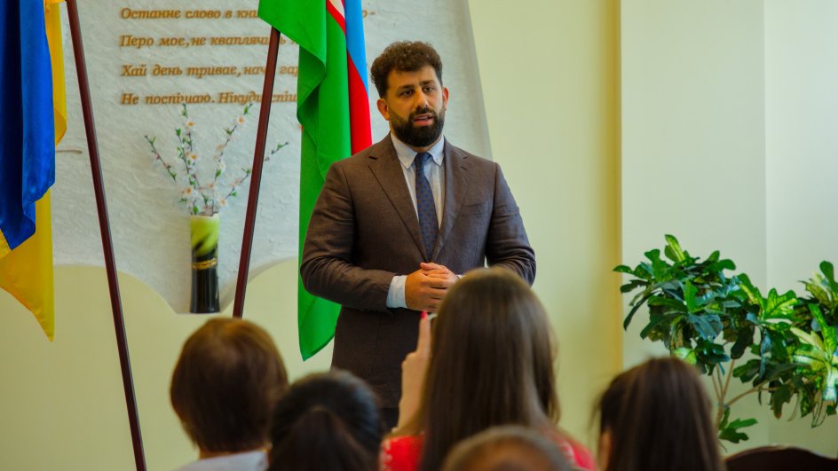 Kiyevdə Azərbaycan dilinin tədrisi üzrə fakültativ kursun ilk buraxılışı olub