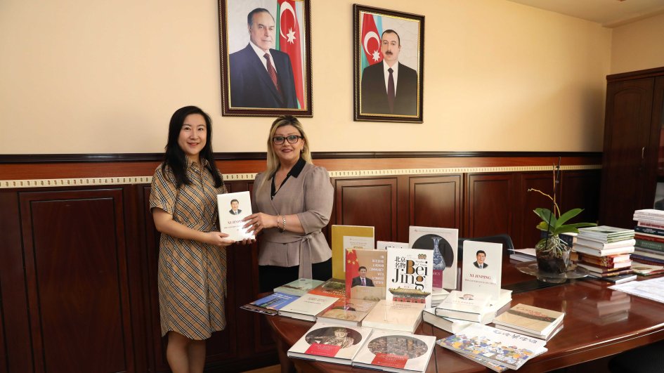 Çin səfiri Bakı Dövlət Universitetinə 28 kitab hədiyyə edib