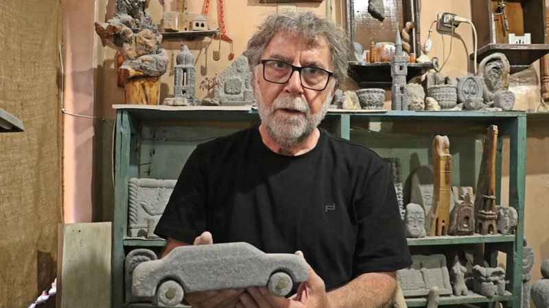 Emekli Fransızca öğretmeni, bu kez de Karacadağ taşından araç figürleri yaptı