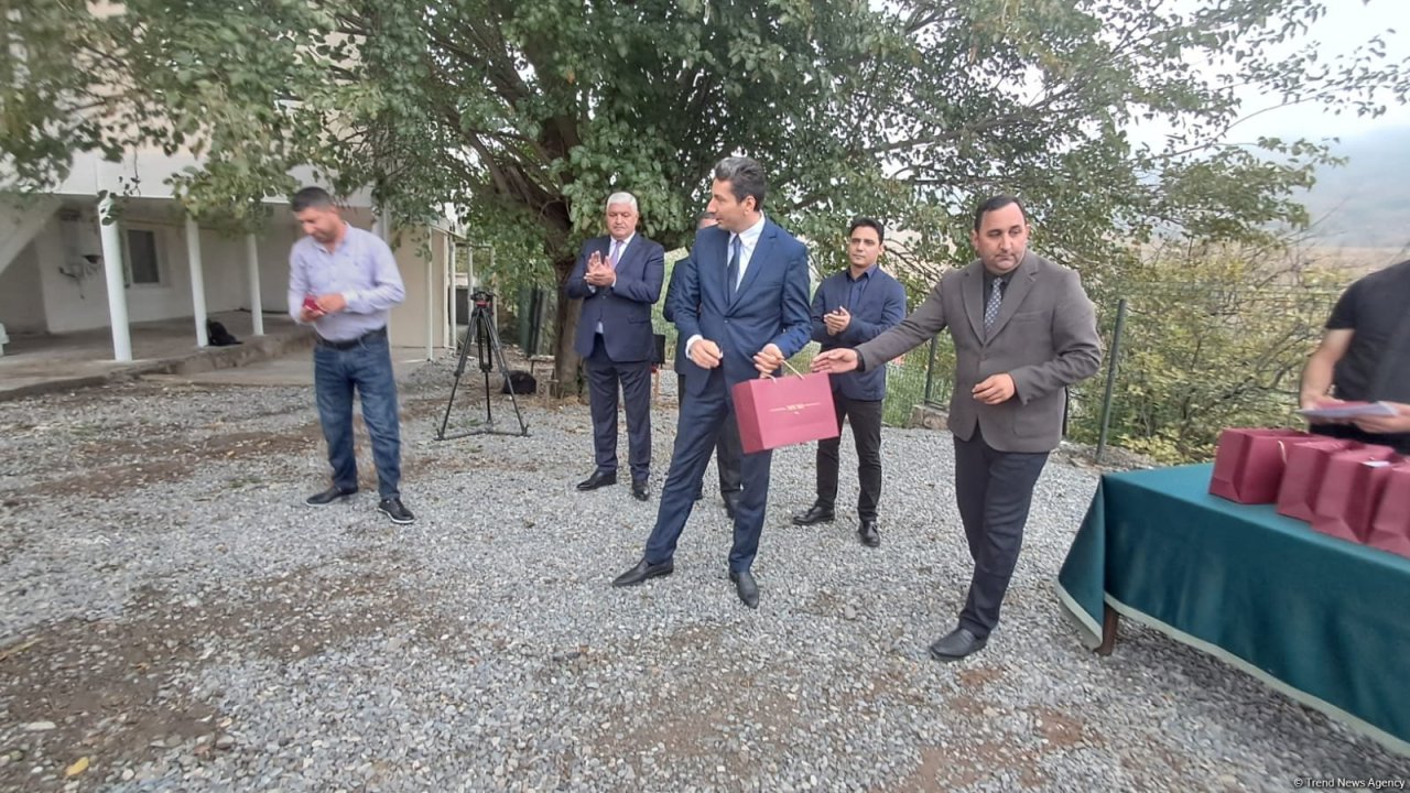 Xocalının Seyidbəyli kəndinə köçən ailələrə mənzillərin açarları təqdim olunub