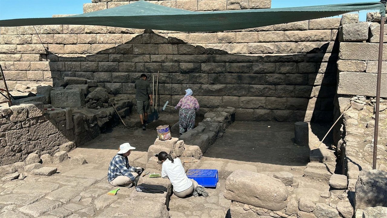 Assos Antik Kenti'nde giriş yönündeki nekropol alanının izleri araştırılacak