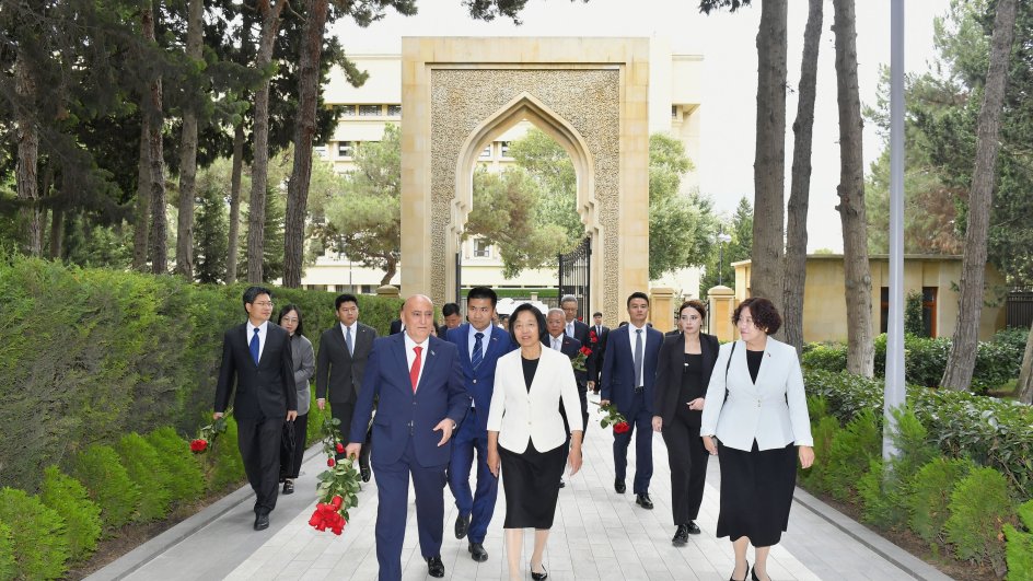 Chinese delegation pays tribute to National Leader Heydar Aliyev and Azerbaijani martyrs