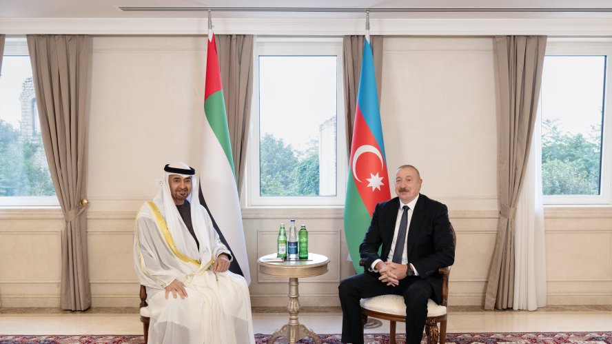 Prezident İlham Əliyevin Birləşmiş Ərəb Əmirliklərinin Prezidenti ilə təkbətək görüşü olub