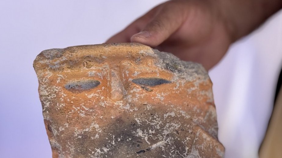 5,000-year-old human-faced pottery fragment unearthed in central Türkiye