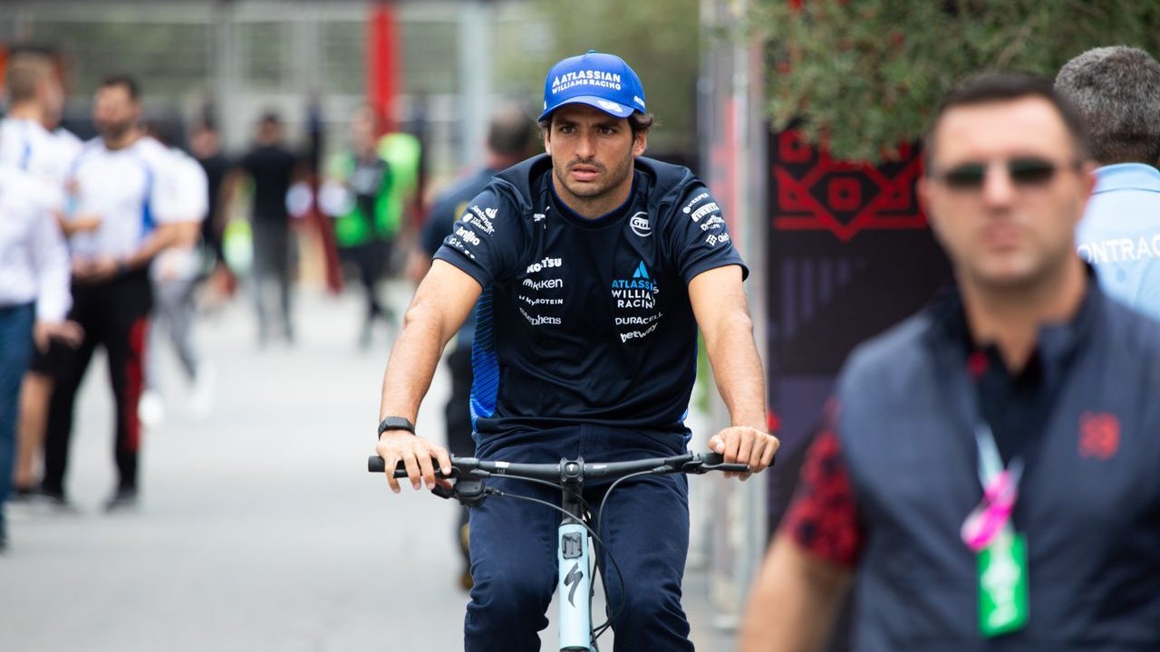 Formula 1 Pilotları Paddock-da: Yarışa sayılı saatlar qaldı