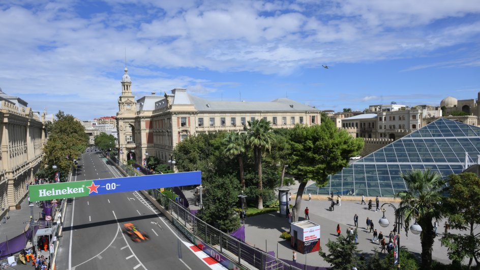 Norris leads Verstappen and Piastri as drivers battle the elements in Baku