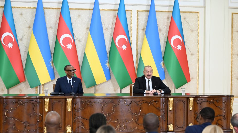 President Ilham Aliyev and Rwandan President exchange signed documents, make press statements