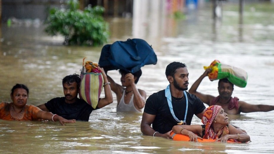 Hindistanda daşqın və torpaq sürüşməsi nəticəsində ölənlərin sayı 448 nəfərə çatıb