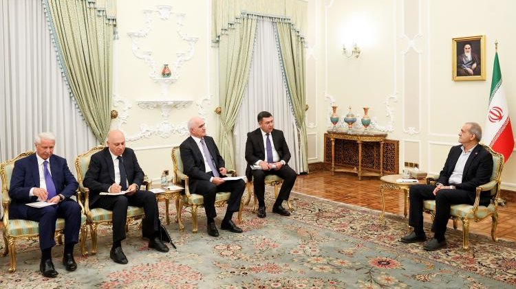 Məsud Pezeşkian Şahin Mustafayevin rəhbərlik etdiyi nümayəndə heyəti ilə görüşüb