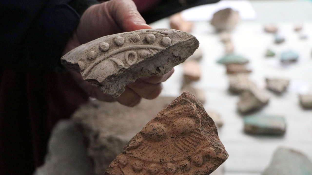 Tarlada bulunan çatı kiremidi, yıllar sonra uluslararası arkeolojik keşfin kapısını araladı
