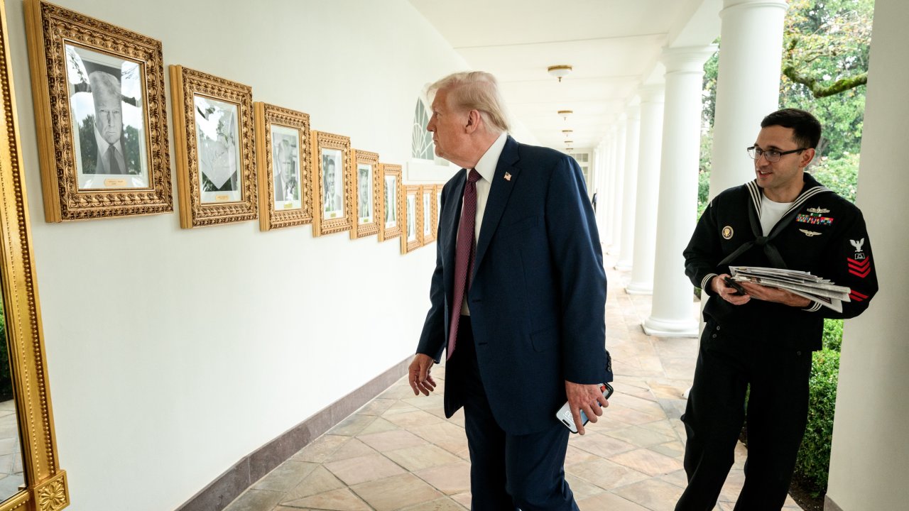 Trump, Beyaz Saray'a Biden'ın fotoğrafı yerine otomatik kalem koydu