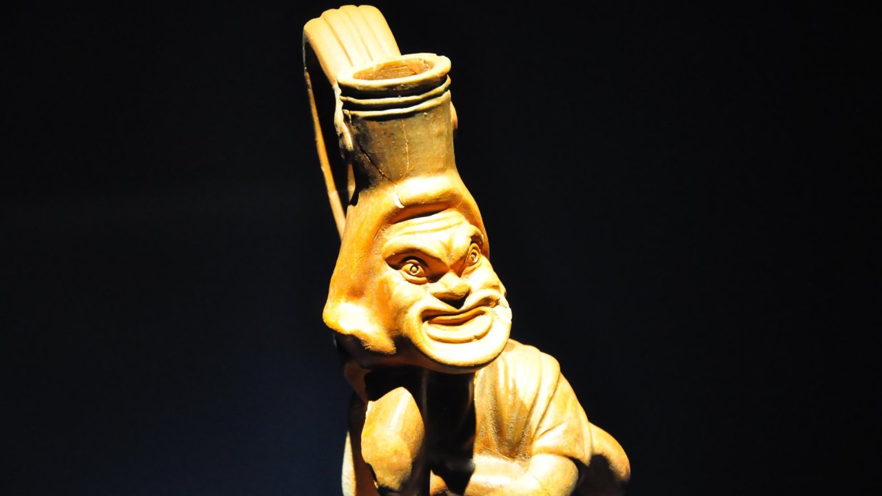 Aigai'de ortaya çıkan maskeli oyuncu tasvirli 1800 yıllık vazo sergide