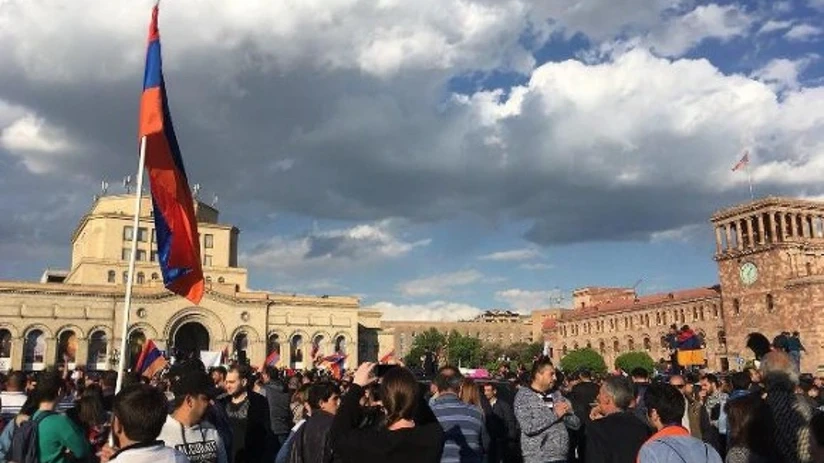 İrəvanda parlament binası qarşısında Paşinyanın istefası tələbi ilə aksiya keçirilir