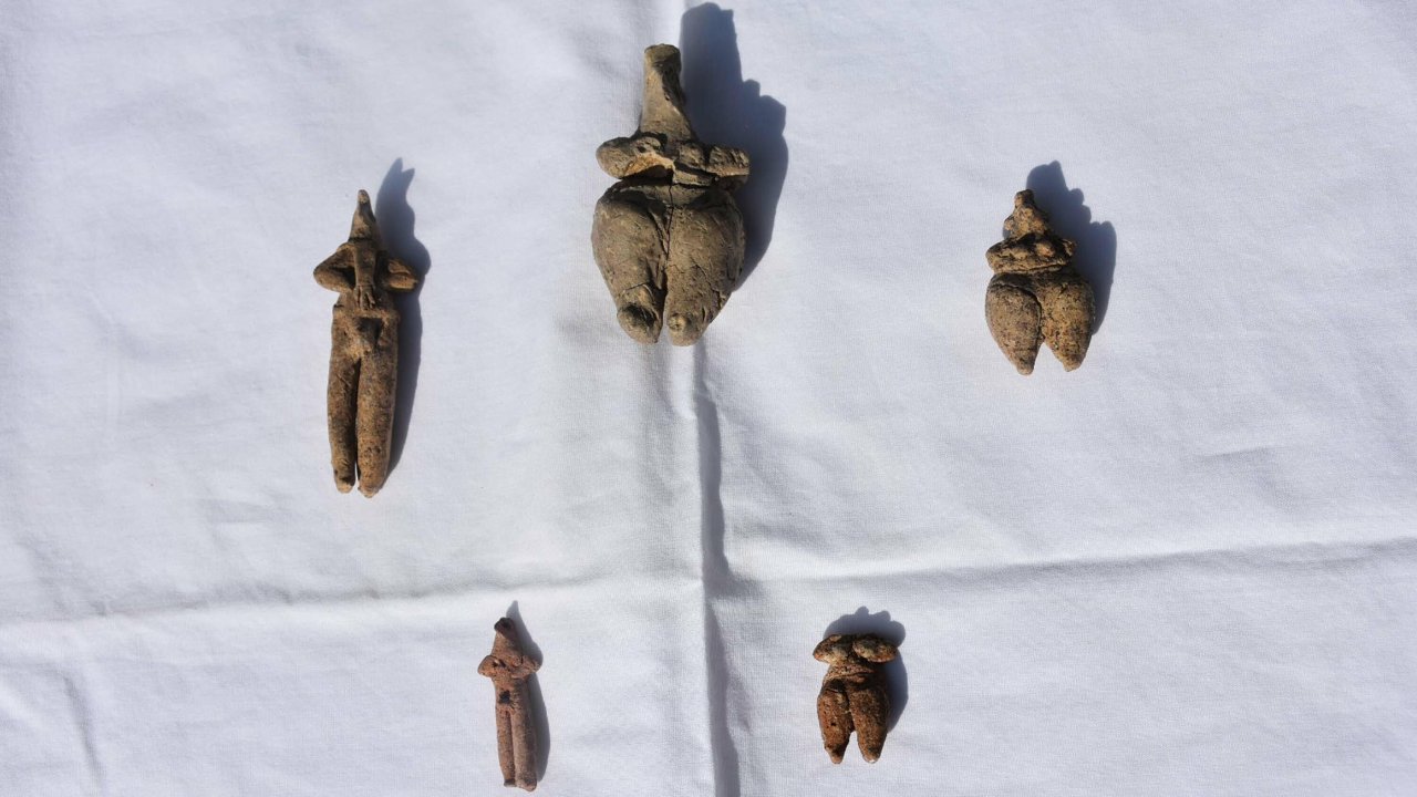 Ulucak Höyüğü'nde 8 bin yıllık 5 heykelcik bulundu