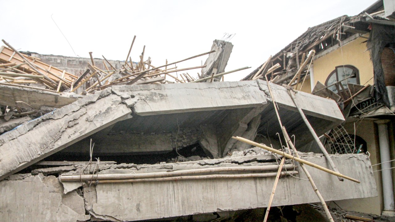 Endonezya’da okul binası çöktü: 3 ölü, 99 yaralı