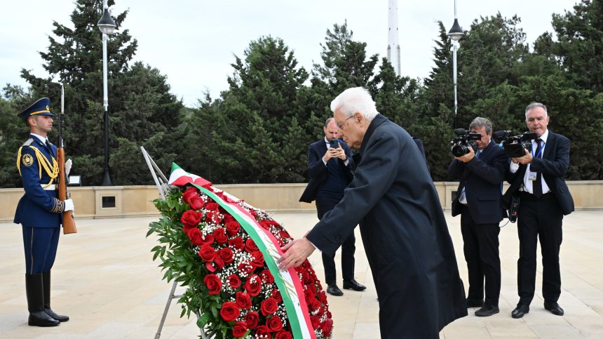 İtaliya Prezidenti Bakıda şəhidlərin xatirəsini anıb