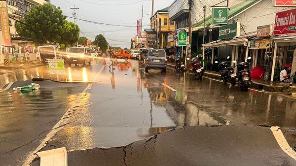 Filipinler'de yaşanan 6.9 büyüklüğündeki depremde hayatını kaybedenlerin sayısı 72'ye yükseldi