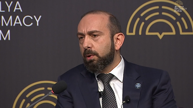 Mirzoyan Azərbaycanla dəmiryolu əlaqələrinin bərpasının mümkünlüyündən danışıb