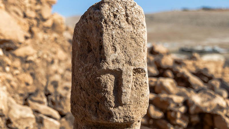 Karahantepe'de insan yüzlü dikilitaş bulundu