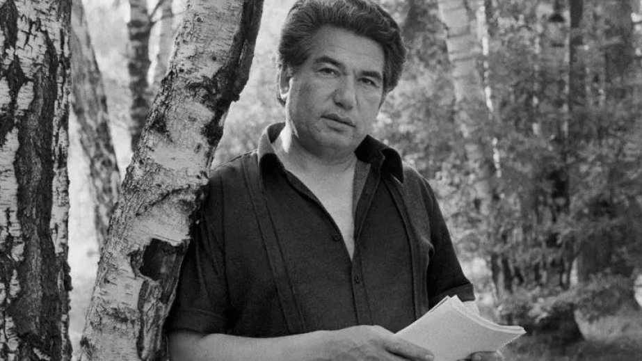 Sadır Japarov Çingiz Aytmatovun 100 illik yubileyi ilə bağlı fərman imzalayıb