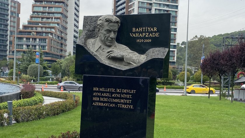 İstanbulda Azərbaycanın Xalq şairi Bəxtiyar Vahabzadənin barelyefi açılıb