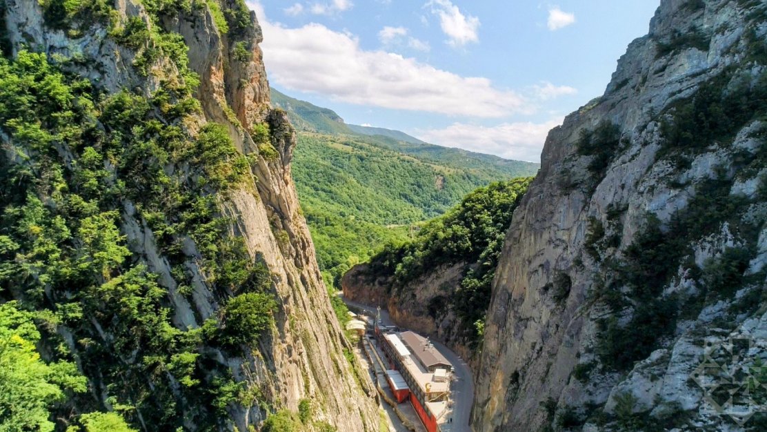 Əsrarəngiz təbiət mənzərəli keçid - Təngə kanyonu