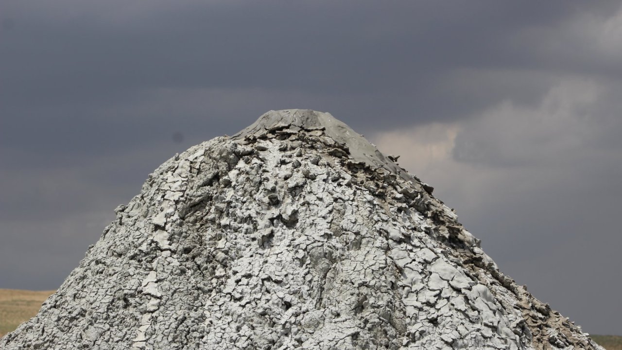 Bakıda palçıq vulkanı püskürüb VİDEO YENİLƏNİB