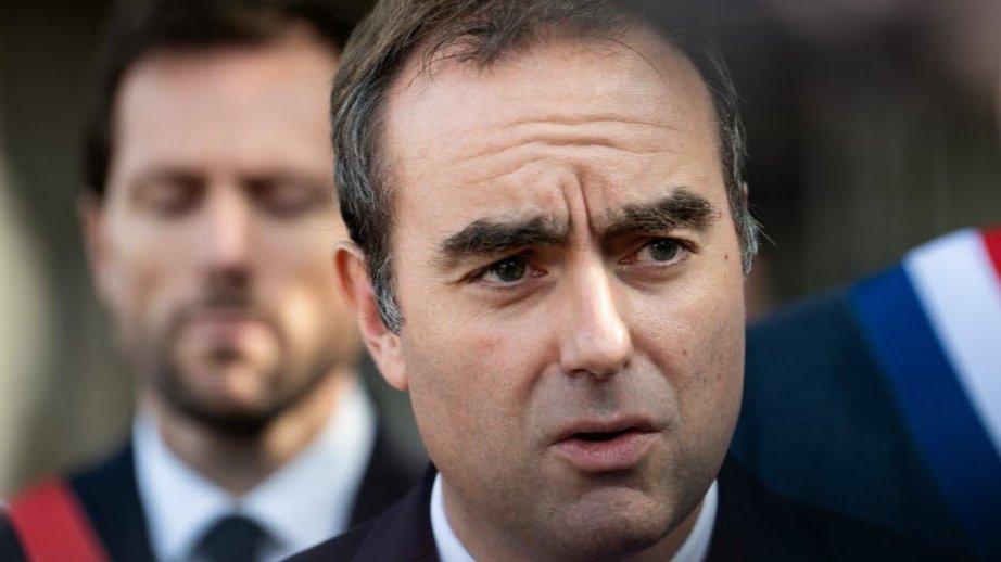 Fransada siyasətçilərin reytinqi kəskin şəkildə azalıb