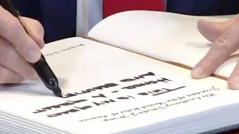 Tramp Knessetin qonaq kitabında qeyd qoyub: Böyük gün, yeni başlanğıc