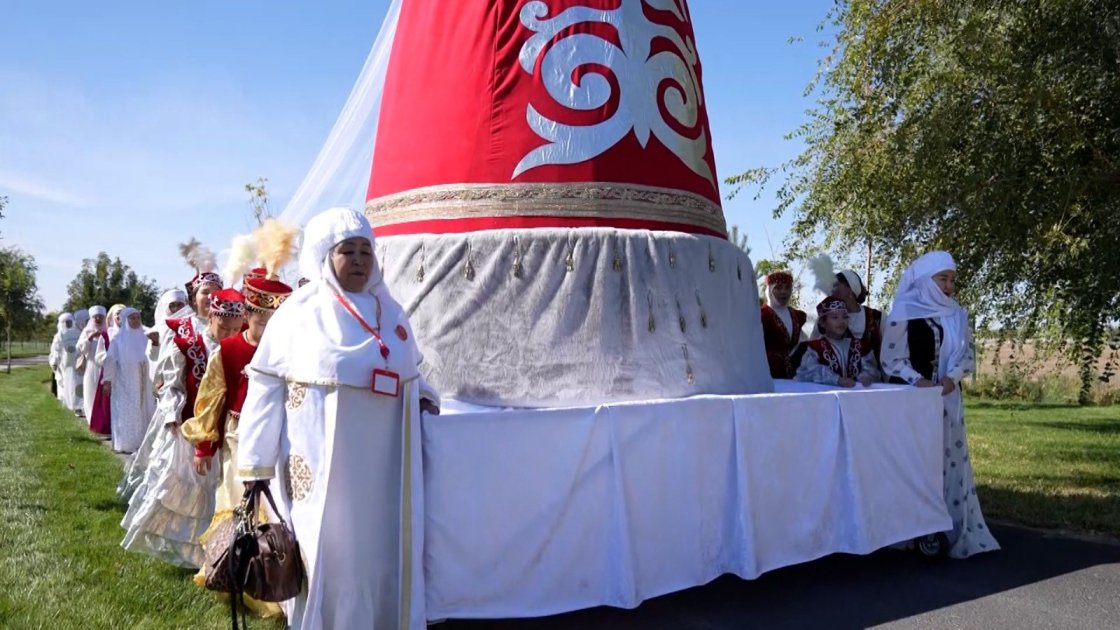 Türküstanda hazırlanan və türk irsinin rəmzi olan nəhəng saukele Qazaxıstan Rekordlar Kitabına düşüb