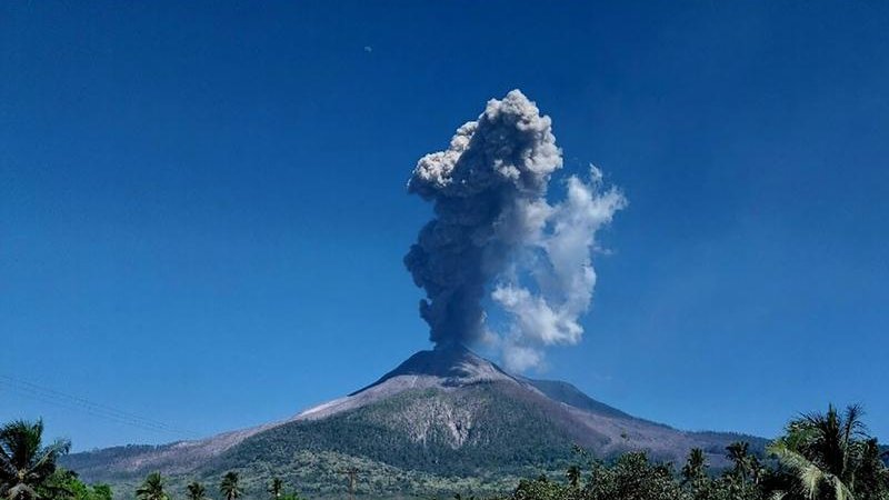 Endonezya'daki Lewotobi Laki-Laki Yanardağı'nda patlama meydana geldi