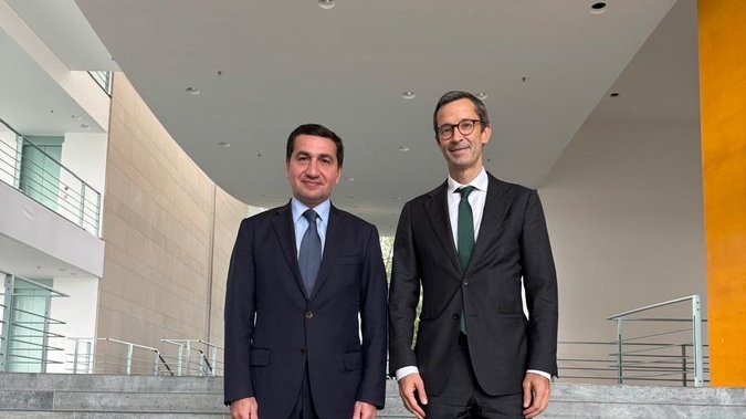 Hikmət Hacıyev Almaniya kanslerinin müşaviri ilə görüşüb