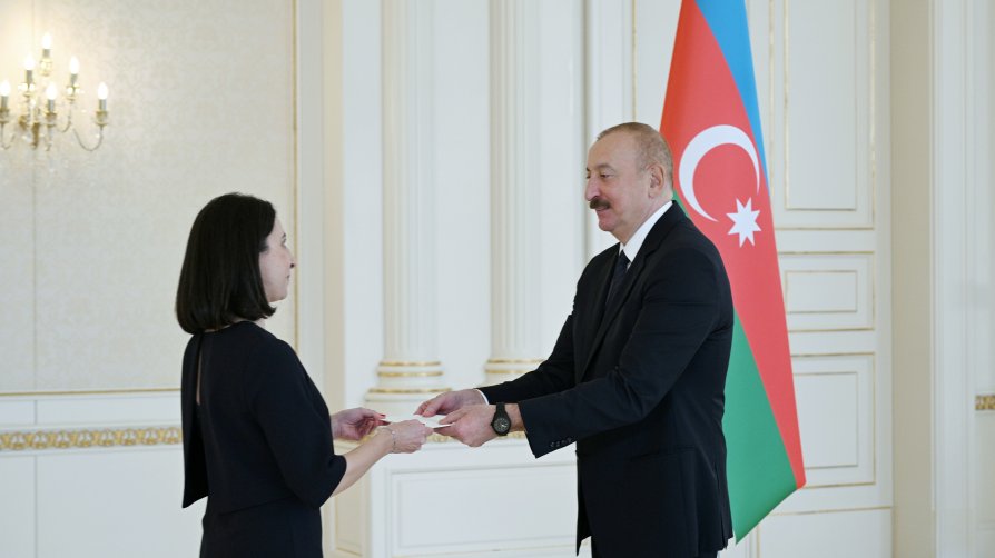 President Ilham Aliyev accepts credentials of newly appointed French ambassador