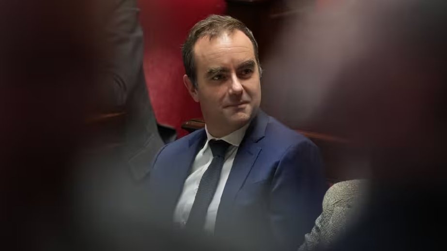 Fransa: Lökornü hökumətinə qarşı etimadsızlıq səsverməsi rədd edildi