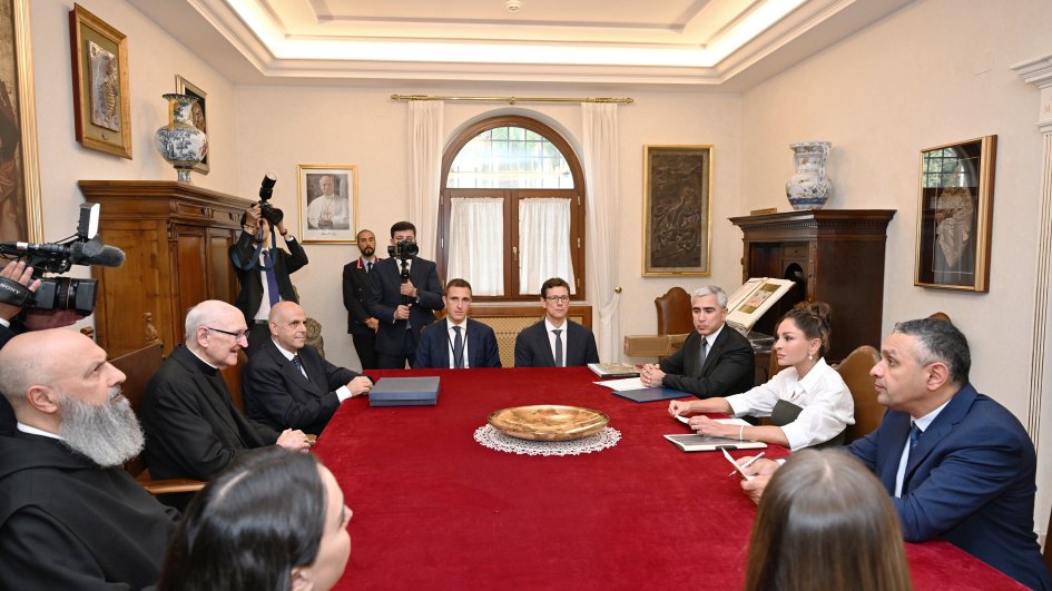 Birinci vitse-prezident Mehriban Əliyeva Vatikanda Müqəddəs Pavel Bazilikasının baş keşişi ilə görüşüb