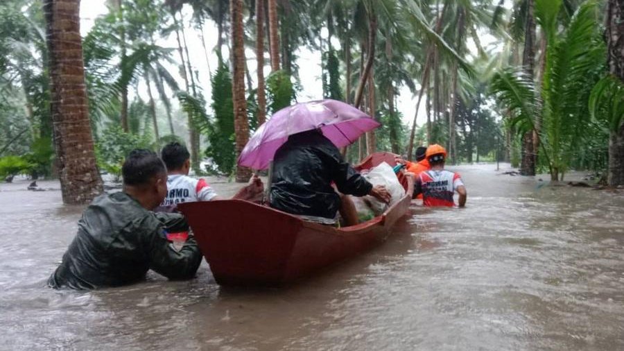 Filipinler'de tropik fırtına nedeniyle binlerce kişi tahliye edildi