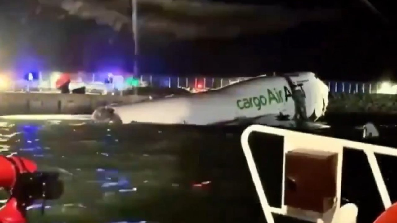 Hong Kong'da kargo uçağı pistten çıkarak denize düştü: 2 ölü