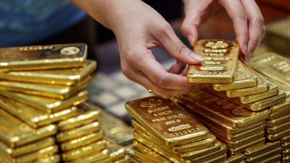 Gold retreats after record rally, on track for biggest daily drop since 2020