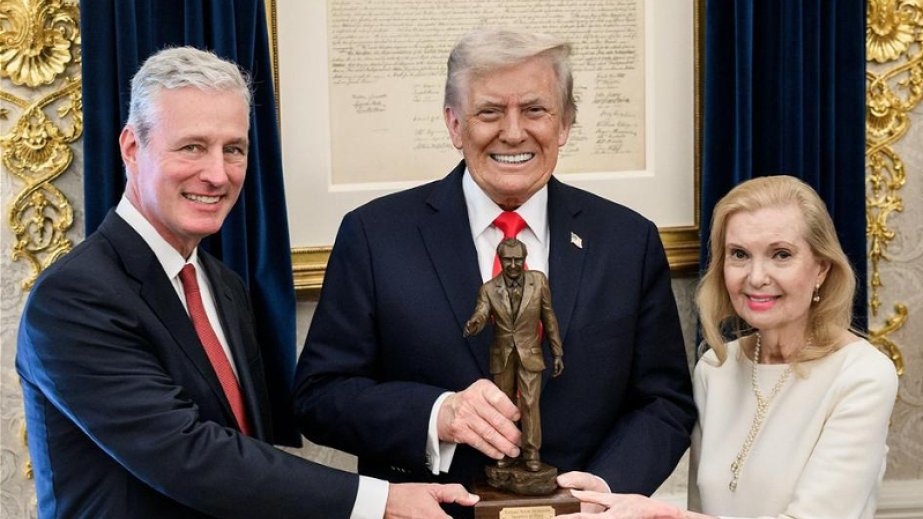 Trump receives Architect of Peace Award from Nixon Foundation