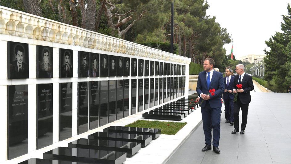 Estonian FM commemorates Azerbaijani martyrs in Baku