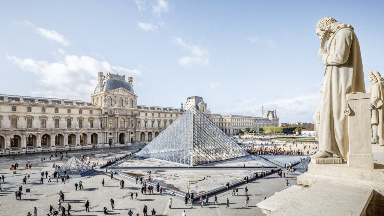 Louvre Müzesi'ndeki bazı mücevherler merkez bankasına taşındı