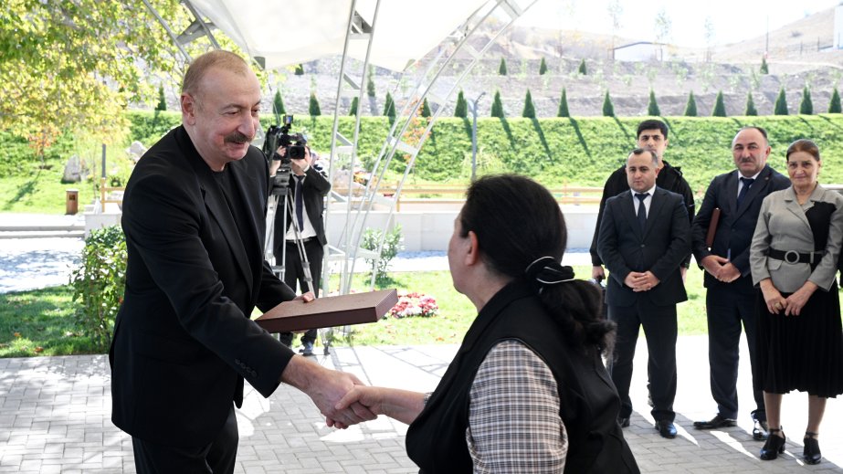 Prezident İlham Əliyev Cəbrayıl rayonunun Horovlu kəndinin sakinlərinə mənzillərin açarlarını təqdim edib