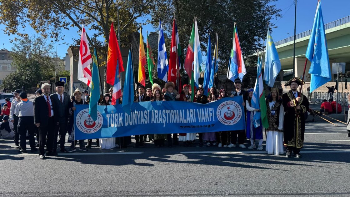 Türkiyənin “Cümhuriyyət Yürüşü”ndə Azərbaycan Bayrağı dalğalanır
