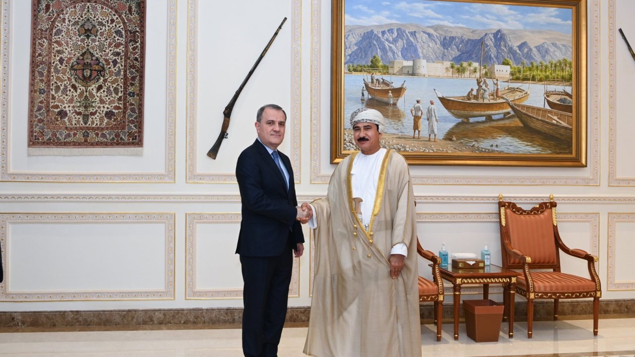 Ceyhun Bayramov Oman Krallıq İdarəsinin naziri ilə regional vəziyyəti müzakirə edib