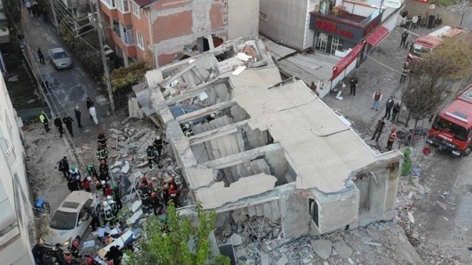 Türkiyədə binanın çökməsi nəticəsində bir ailənin dörd üzvünün öldüyü məlum olub