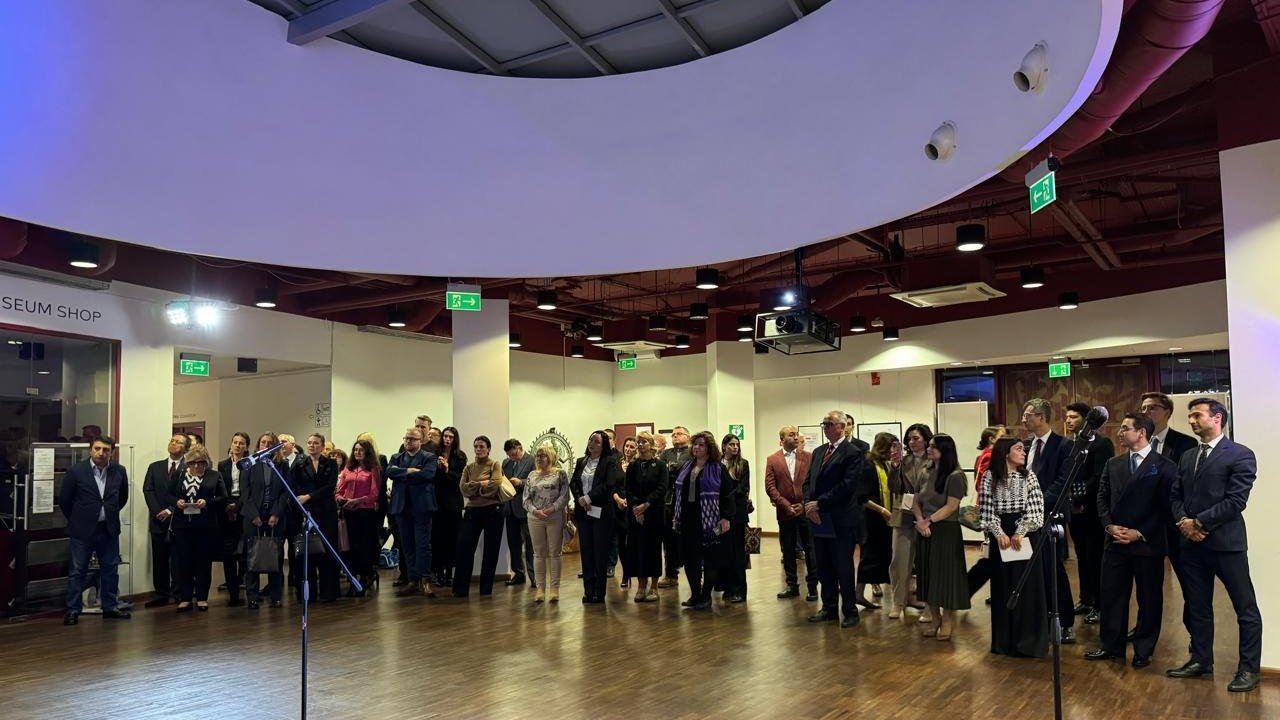 Zəfər Günü ərəfəsində Azərbaycan xalçası Polşa Muzeyinə hədiyyə olunub