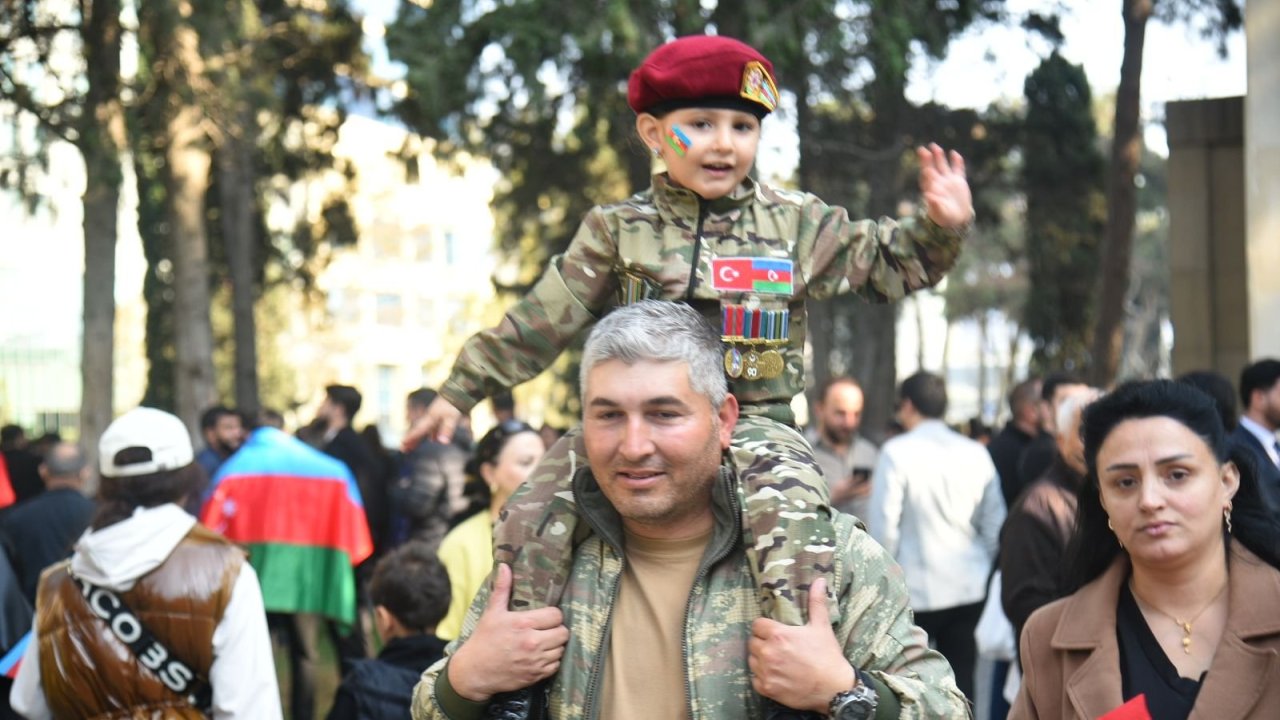 Vətən Müharibəsindəki Zəfərin 5 illiyinə həsr olunan hərbi paradla bağlı əhali Azadlıq meydanına toplaşır