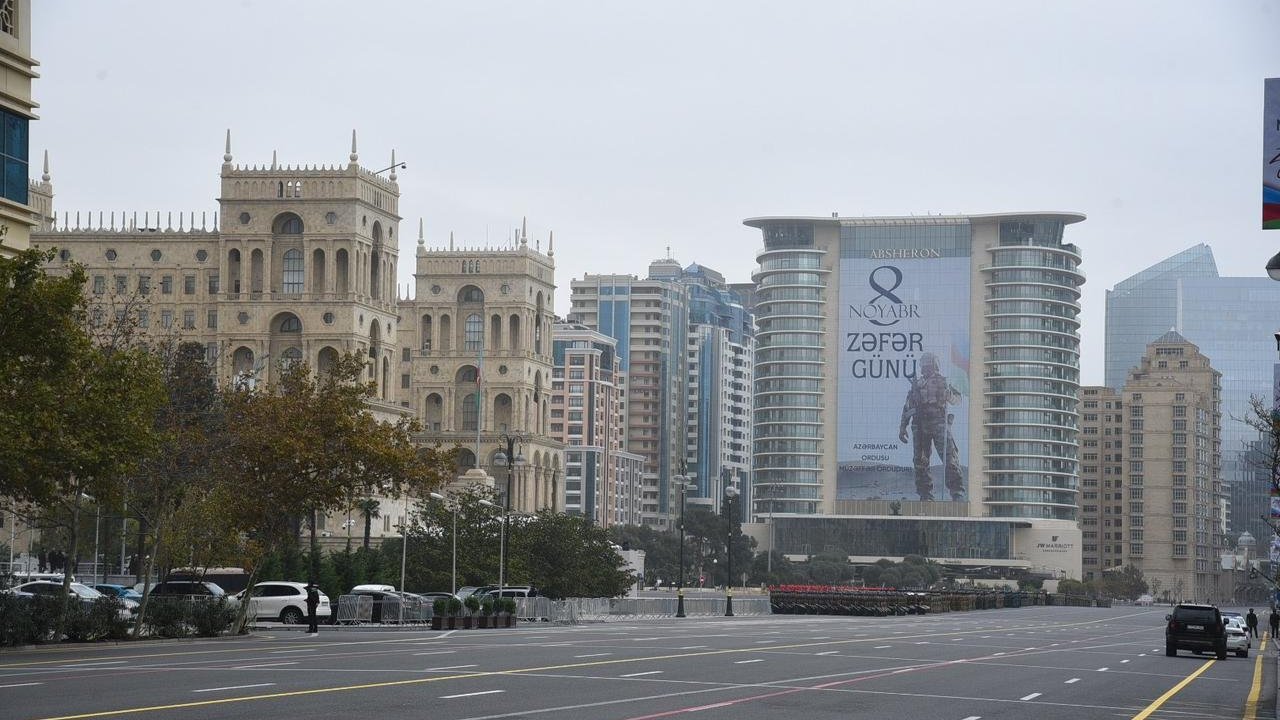 Bakıda Vətən Müharibəsində qələbənin 5-ci ildönümünə həsr olunmuş hərbi parad keçirilir (CANLI)