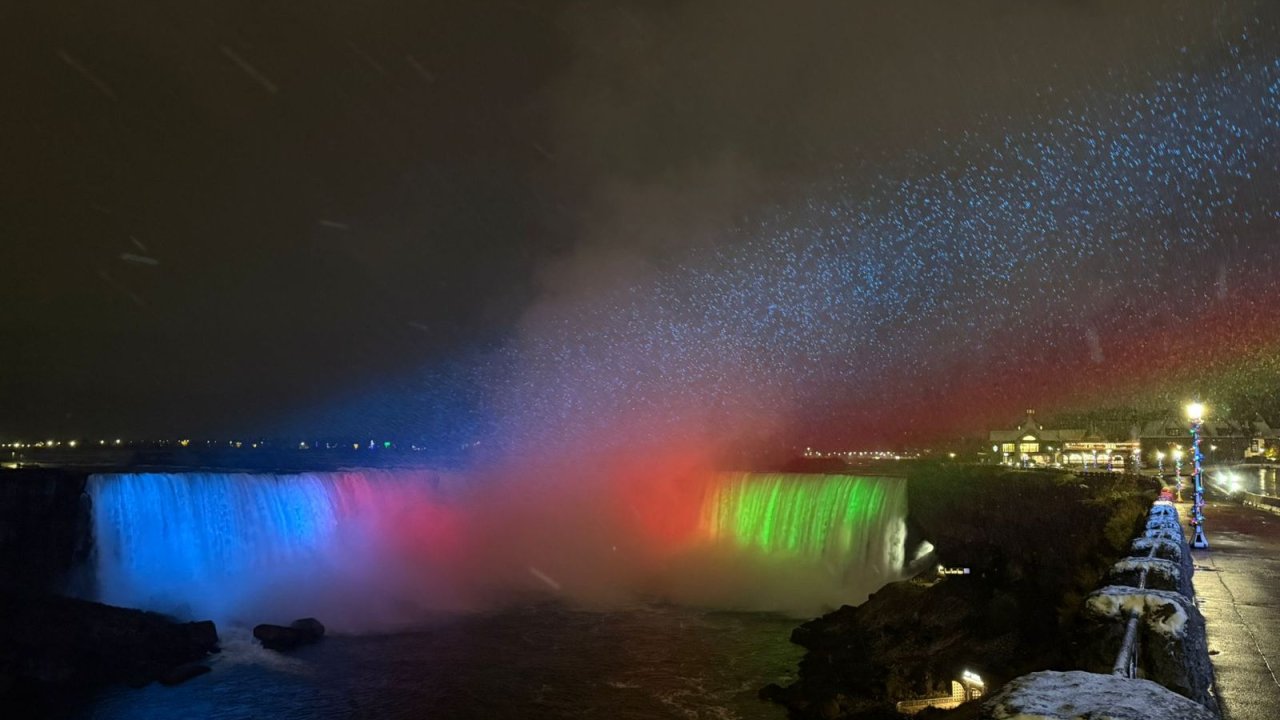 Niaqara şəlaləsi Azərbaycan bayrağının rəngləri ilə işıqlandırılıb